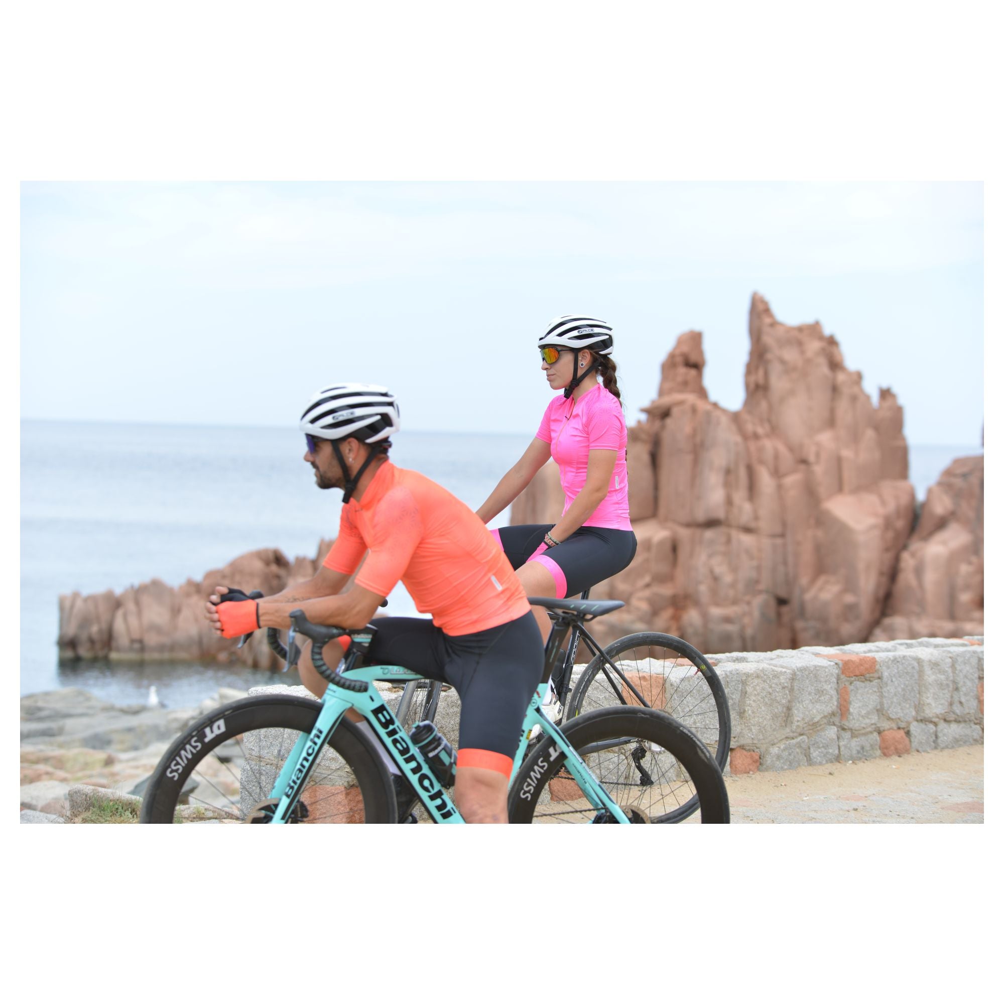 Eine professionelle Velofahrerin mit hochwertiger 3face-Bekleidung während einer Rennvelotour. Das atmungsaktive Material sorgt für optimale Belüftung und unterstützt die sportliche Performance auf der Strasse.