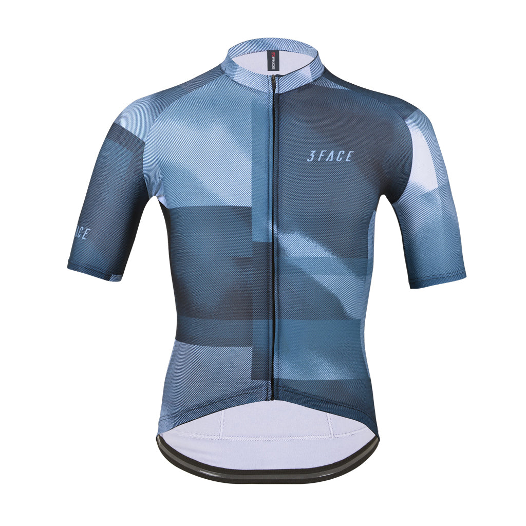 Ein modernes Kurzarm-Velotrikot von 3face in verschiedenen Blautönen mit geometrischem Muster. Das atmungsaktive Material und der durchgehende Reissverschluss verleihen dem Trikot eine sportliche und hochwertige Optik. Der enganliegende Schnitt eignet sich ideal für ambitionierte Velofahrer und lange Touren. Das schlichte Design wird durch das dezente 3FACE-Logo auf der Brust ergänzt.
