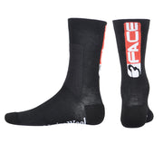 Die schwarzen Merino Velosocken von 3face kombinieren Funktionalität und Komfort für anspruchsvolle Velofahrer. Sie zeigen ein schlichtes Design mit klarer Passform. Merinowolle sorgt für Wärme bei Kälte und Atmungsaktivität bei Wärme. Ein Muss für jede Velotour – auch im Winter.