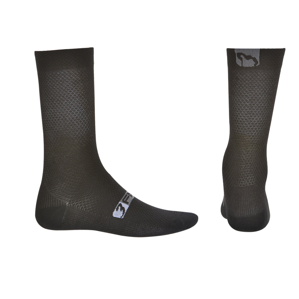 Die 3face Skinlife Velosocken in Schwarz mit ergonomischer Passform und atmungsaktivem Material. Das feuchtigkeitsableitende Gewebe sorgt für trockene Füsse, während die nahtlose Konstruktion Reibung minimiert. Ideal für lange Velotouren und intensive Trainingseinheiten.
