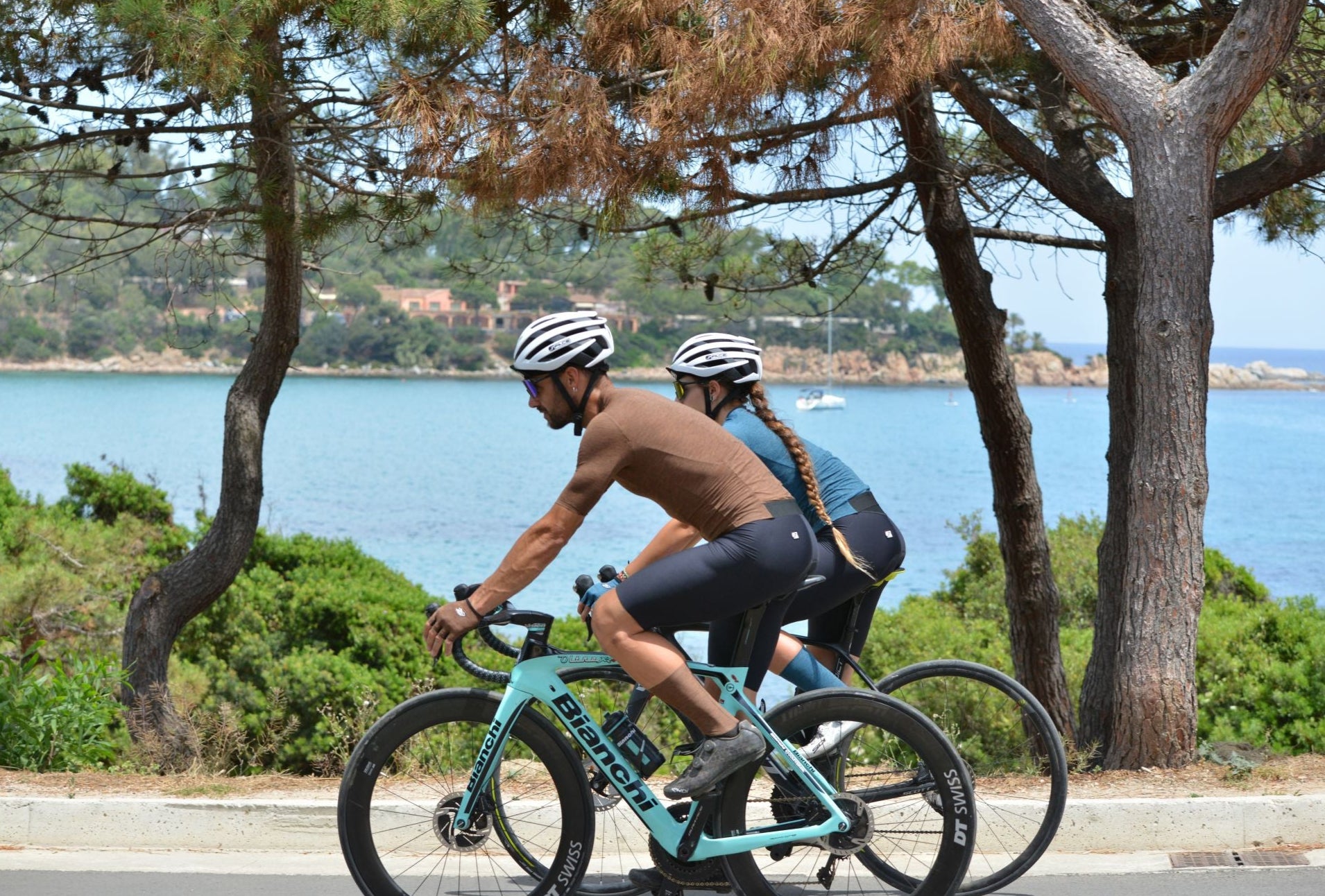 Das Kurzarm-Trikot ICON von 3face in stilvollem Sandton, aufgenommen von vorne. Die körpernahe Passform sorgt für eine aerodynamische Silhouette, während das atmungsaktive Material für optimalen Feuchtigkeitstransport sorgt. Der durchgehende Reissverschluss ermöglicht eine einfache Belüftung, ideal für lange Velotouren an warmen Tagen.