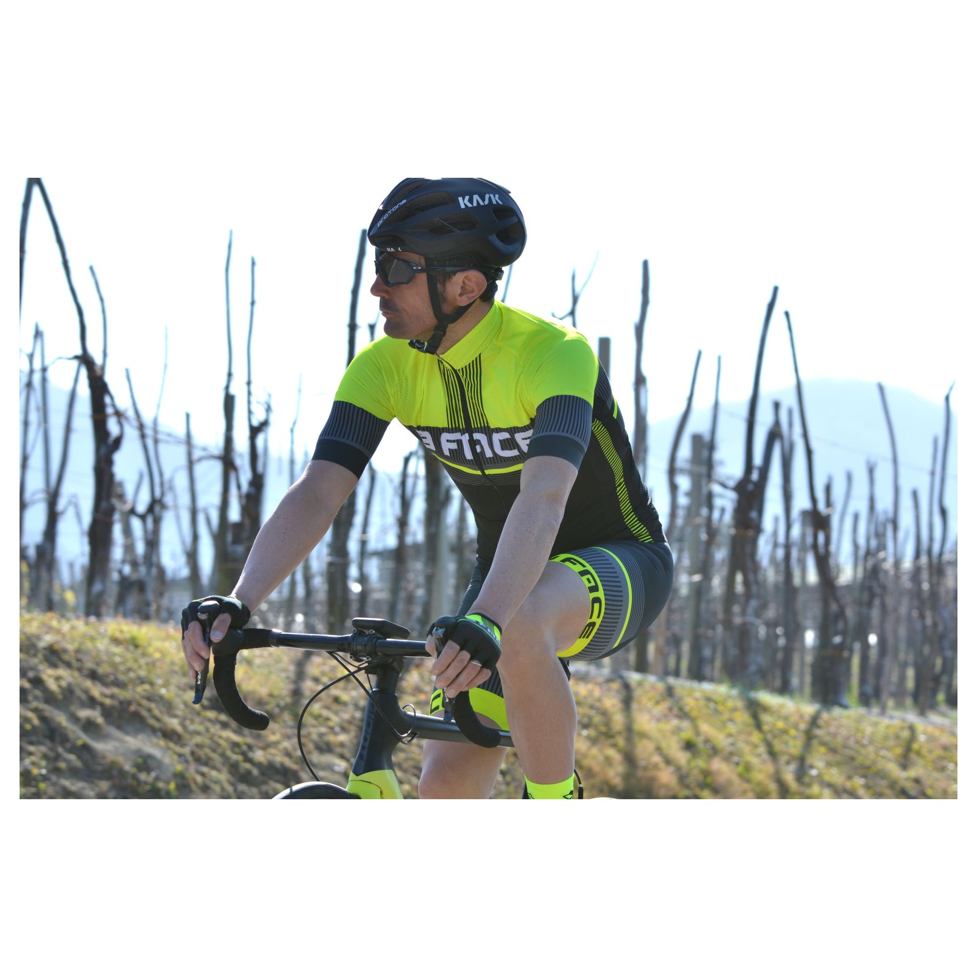 Die 3face DEAL Velohose in Schwarz mit auffälligen gelben Akzenten und ergonomischer Passform. Das atmungsaktive, elastische Material sorgt für optimalen Komfort auf langen Velotouren. Die strategisch platzierte Polsterung bietet maximale Dämpfung, während das aerodynamische Design für eine perfekte Passform sorgt.