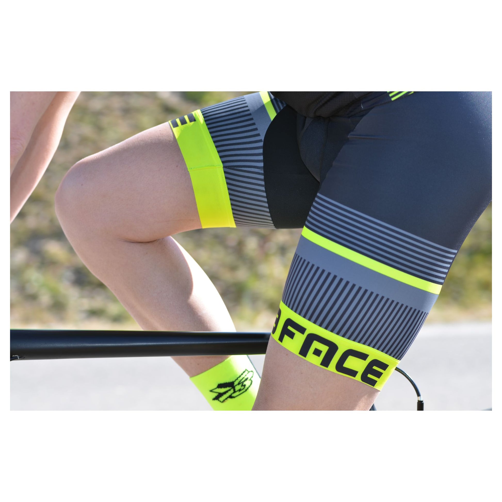 Die 3face DEAL Velohose in Schwarz mit auffälligen gelben Akzenten und ergonomischer Passform. Das atmungsaktive, elastische Material sorgt für optimalen Komfort auf langen Velotouren. Die strategisch platzierte Polsterung bietet maximale Dämpfung, während das aerodynamische Design für eine perfekte Passform sorgt.