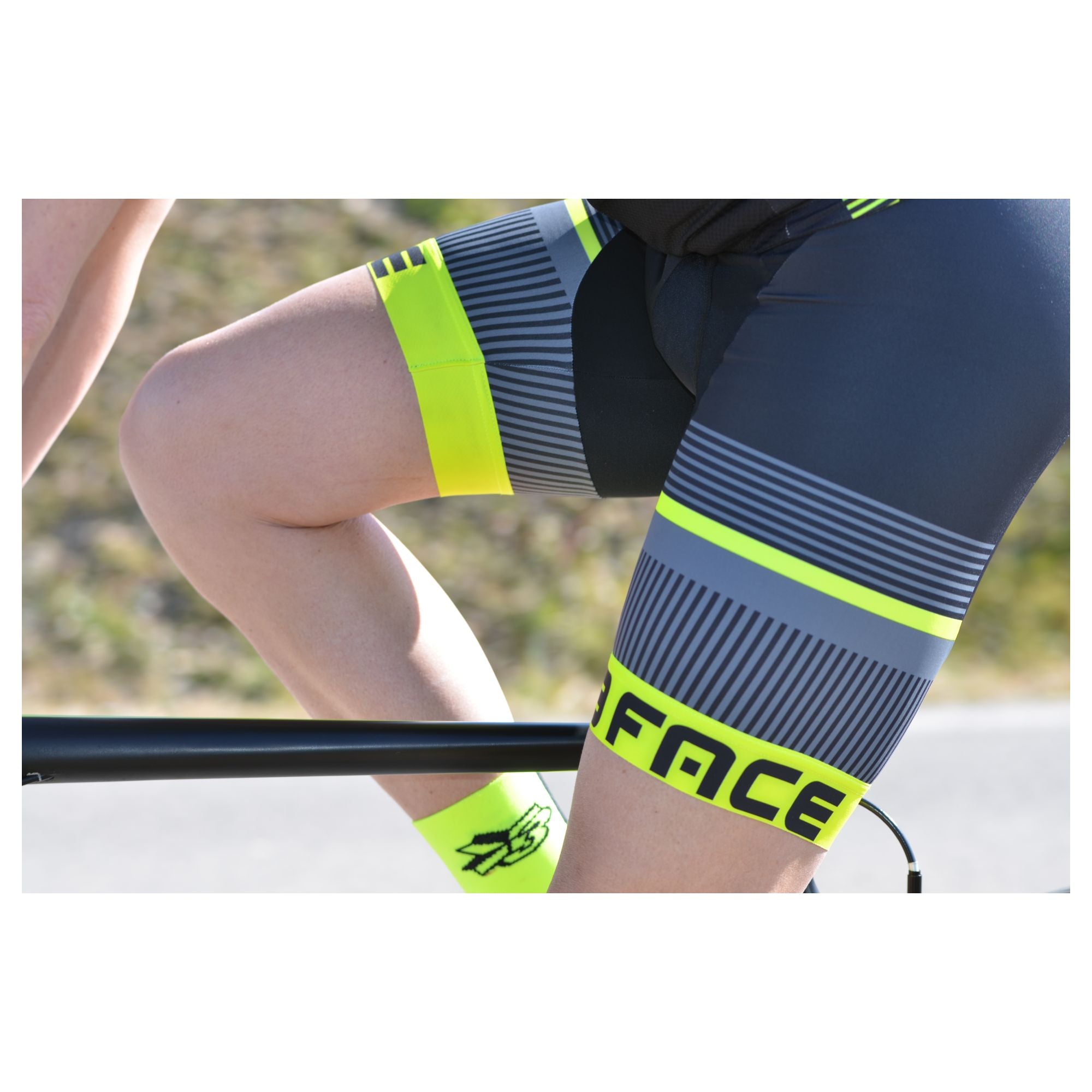 Die 3face DEAL Velohose in Schwarz mit auffälligen gelben Akzenten und ergonomischer Passform. Das atmungsaktive, elastische Material sorgt für optimalen Komfort auf langen Velotouren. Die strategisch platzierte Polsterung bietet maximale Dämpfung, während das aerodynamische Design für eine perfekte Passform sorgt.