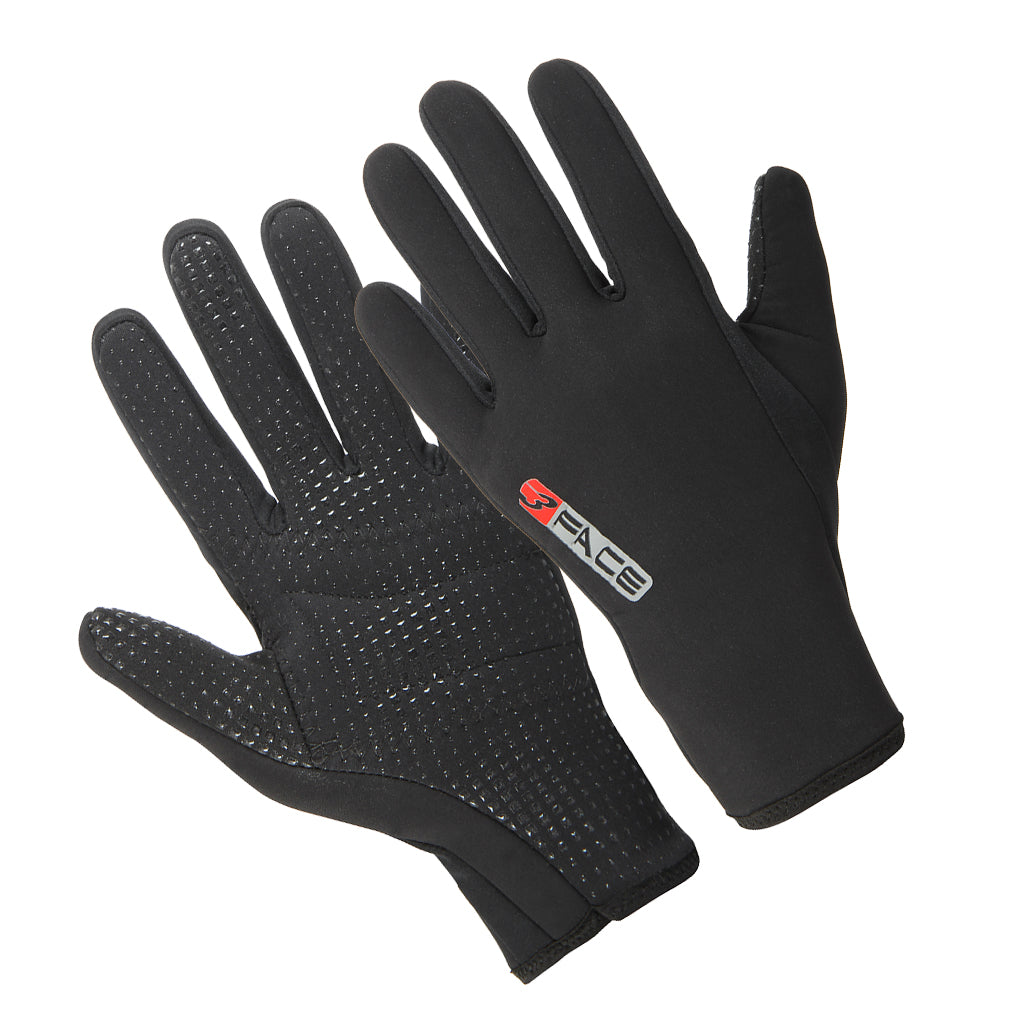 Winter-Velohandschuhe „Guanto Qubo“ von 3face in Schwarz mit neongelben Akzenten. Die Handschuhe sind vollfingerig, gut isoliert und mit griffigem Material an der Innenhand ausgestattet. Sie schützen zuverlässig vor Kälte und Nässe bei winterlichen Velotouren. Sichtbare Details sorgen für bessere Sichtbarkeit im Strassenverkehr.