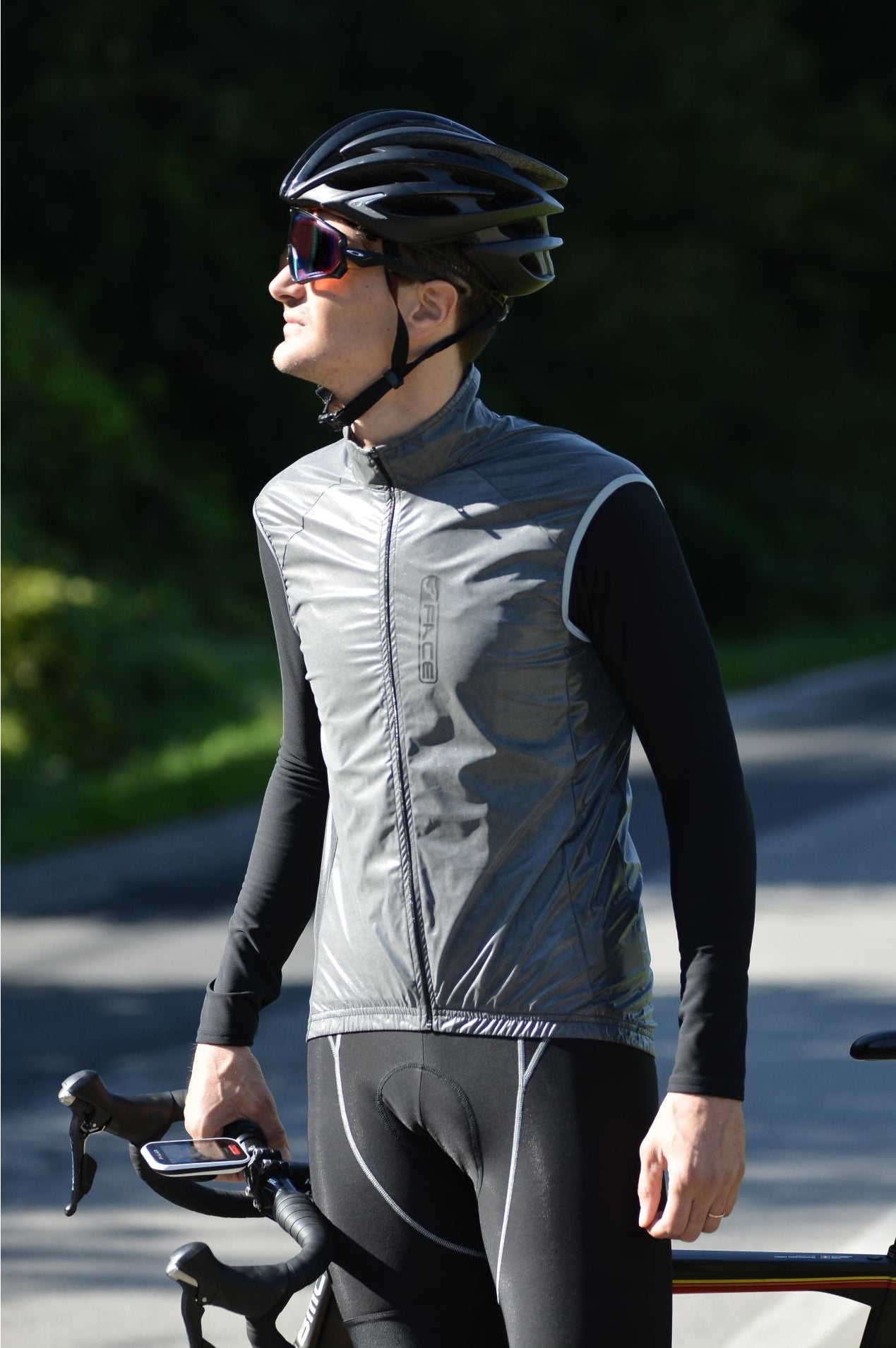 Ein sportlicher Velofahrer in einem modernen Velo-Outfit. Das enganliegende Trikot und die funktionale Velohose bieten eine aerodynamische Passform und maximalen Komfort. Perfekt für lange Rennvelo-Touren und intensives Training.