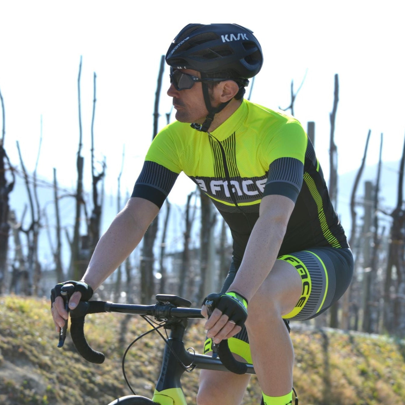 Das 3face Deal Herren-Trikot in Schwarz-Gelb überzeugt mit sportlichem Design und optimaler Performance. Die Vorderseite zeigt das enganliegende, atmungsaktive Material, das für hervorragende Belüftung und Tragekomfort sorgt. Gelbe Akzente setzen dynamische Highlights, während die schwarze Grundfarbe eine elegante Optik verleiht. Ideal für Velofahrer, die auf Komfort und Stil setzen.