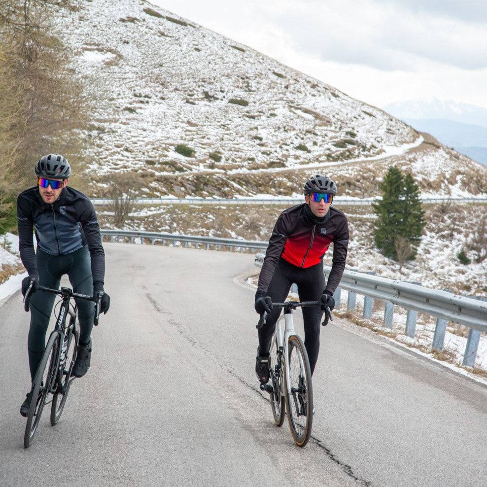 Diese langärmelige Velojacke von 3face in Grau kombiniert Wärmeisolierung mit sportlichem Design. Das wind- und wasserabweisende Material schützt vor Kälte, während der hohe Kragen und die elastischen Ärmelabschlüsse unangenehmen Fahrtwind abhalten. Ideal für Wintertraining und Velotouren bei tiefen Temperaturen.