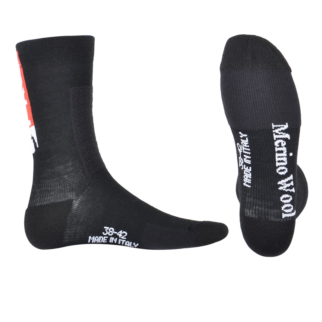 Die schwarzen Merino Velosocken von 3face kombinieren Funktionalität und Komfort für anspruchsvolle Velofahrer. Sie zeigen ein schlichtes Design mit klarer Passform. Merinowolle sorgt für Wärme bei Kälte und Atmungsaktivität bei Wärme. Ein Muss für jede Velotour – auch im Winter.