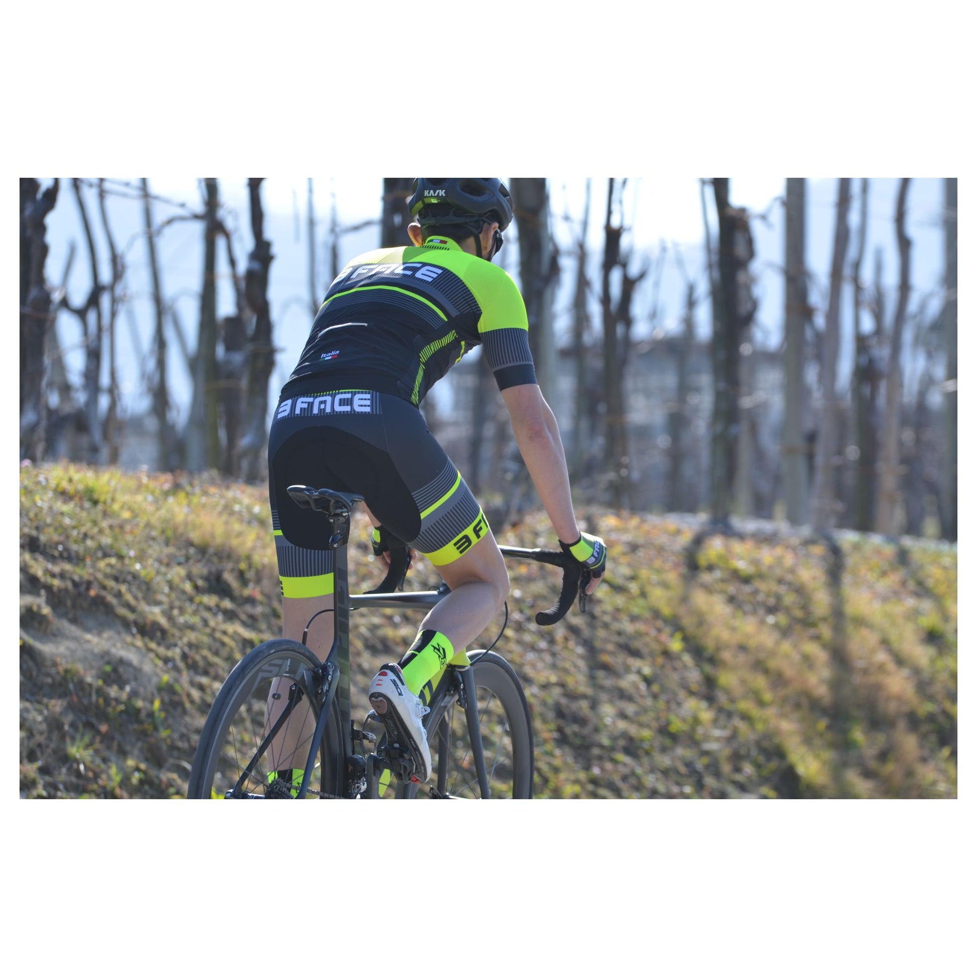 Ein sportliches Velo-Trikot von 3face, Modell Deal, in Schwarz-Gelb mit aerodynamischer Passform. Das leichte, feuchtigkeitsregulierende Material unterstützt eine optimale Belüftung auf langen Fahrten. Ein durchgehender Reissverschluss ermöglicht eine individuelle Temperaturregulierung, während die auffällige Farbkombination für erhöhte Sichtbarkeit auf der Strasse sorgt. Perfekt für ambitionierte Velofahrer.