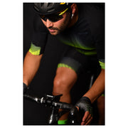 Ein sportliches Velo-Trikot für Herren von 3face in Schwarz mit gelben Akzenten, von hinten betrachtet. Die Rückseite zeigt eine körpernahe Passform, strategisch platzierte Belüftungszonen und mehrere Taschen für praktischen Stauraum. Die leuchtenden gelben Details sorgen für eine bessere Sichtbarkeit auf der Strasse. Perfekt für lange Velotouren und intensives Training.