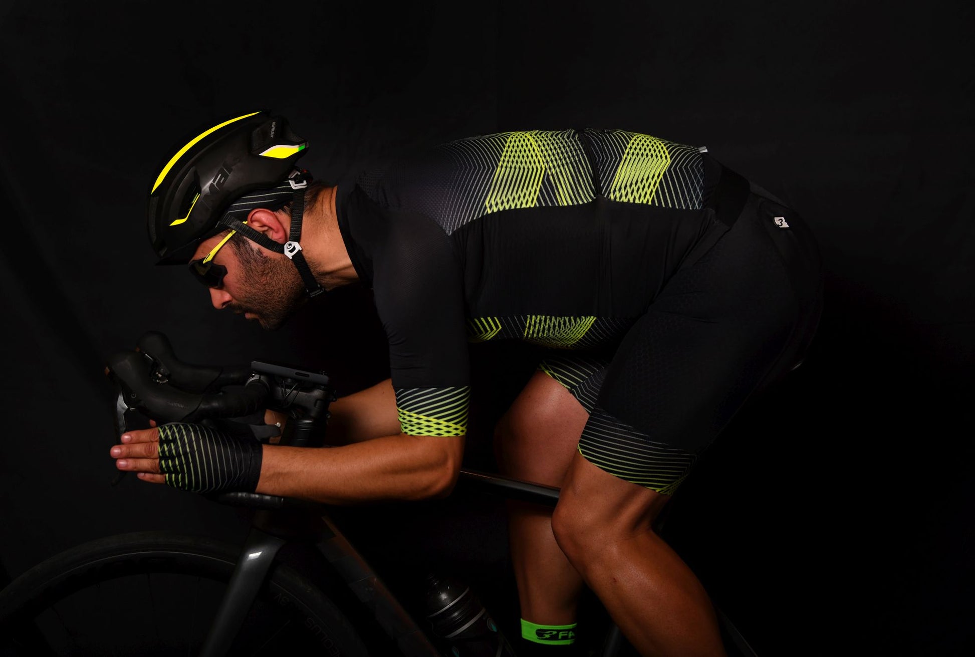 Ein modernes Velo-Trikot für Herren von 3face in Schwarz mit sportlichen gelben Designelementen. Der enganliegende Schnitt und das leichte Funktionsmaterial sorgen für maximale Bewegungsfreiheit und Belüftung. Die markanten Farbakzente verleihen dem Trikot eine dynamische Optik, perfekt für Rennradfahrer und Freizeitsportler. Ein Muss für alle, die Wert auf Performance und Style legen.