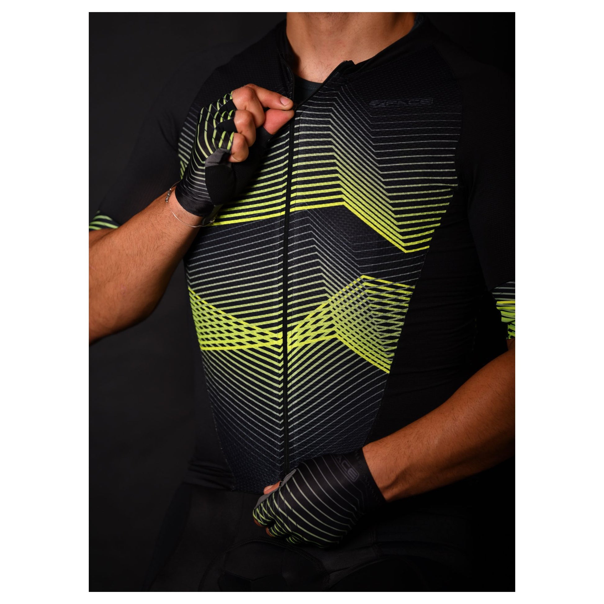 Das schwarze Herren-Trikot von 3face mit gelben Akzenten kombiniert modernes Design mit leistungsstarken Materialien. Die ergonomische Passform und das feuchtigkeitsregulierende Gewebe bieten höchsten Komfort bei langen Fahrten. Die gelben Highlights setzen einen sportlichen Akzent und machen das Trikot zu einem echten Blickfang. Perfekt für Velofahrer, die auf Qualität und Stil setzen.