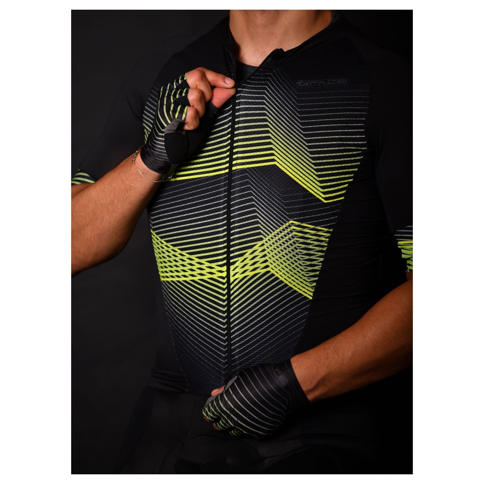 Das schwarze Herren-Trikot von 3face mit gelben Akzenten kombiniert modernes Design mit leistungsstarken Materialien. Die ergonomische Passform und das feuchtigkeitsregulierende Gewebe bieten höchsten Komfort bei langen Fahrten. Die gelben Highlights setzen einen sportlichen Akzent und machen das Trikot zu einem echten Blickfang. Perfekt für Velofahrer, die auf Qualität und Stil setzen.