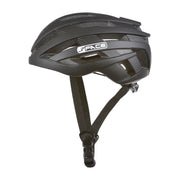 Dieser 3face Velohelm in Schwarz überzeugt durch sein minimalistisches Design und klare Linien. Die Belüftungsöffnungen sorgen für optimale Luftzirkulation, selbst bei warmem Wetter. Der Helm liegt flach fotografiert auf einem hellen Untergrund, wodurch die Form gut zur Geltung kommt. Ein zuverlässiger Begleiter für jedes Velorennen oder Training.