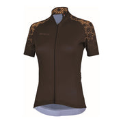 Das 3face Damen-Kurzarm-Velotrikot „Esa“ in Braun und Gold kombiniert sportliches Design mit einer femininen Passform. Das atmungsaktive Material sorgt für optimalen Feuchtigkeitstransport, während der durchgehende Front-Reissverschluss eine flexible Belüftung ermöglicht. Die goldenen Akzente verleihen dem Trikot eine elegante, stilvolle Note.