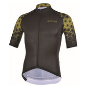 Das 3face Herren-Kurzarm-Velotrikot „Esa“ in Schwarz und Gold kombiniert edles Design mit sportlicher Funktionalität. Der enganliegende Schnitt sorgt für eine aerodynamische Passform, während das atmungsaktive Material Feuchtigkeit effizient ableitet. Der durchgehende Front-Reissverschluss ermöglicht eine individuelle Belüftung – perfekt für stilbewusste Velofahrer.