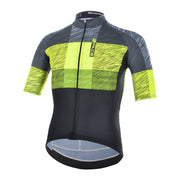 Das 3face Herren-Kurzarm-Velotrikot „Graphite“ in Gelb und Schwarz vereint modernes Design mit hoher Funktionalität. Der durchgehende Front-Reissverschluss ermöglicht eine flexible Belüftung, während das leichte, schnelltrocknende Material optimalen Tragekomfort bietet. Die Kombination aus leuchtendem Gelb und Schwarz sorgt für eine sportliche Optik und verbesserte Sichtbarkeit auf der Strasse.