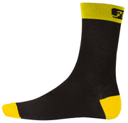 Die 3face SPEEDY Velosocken in Schwarz mit gelben Details bieten eine ergonomische Passform und atmungsaktives Material. Das elastische Gewebe sorgt für einen bequemen Sitz, während die feuchtigkeitsableitende Struktur für trockene Füsse auf langen Velotouren sorgt.