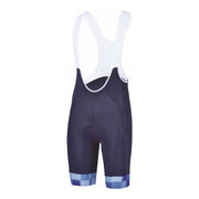 Die Velo-Trägerhose QUBO von 3face in Weiss und Blau. Die enganliegende Passform sorgt für aerodynamische Effizienz, während das atmungsaktive Material den Feuchtigkeitstransport unterstützt. Die breiten, elastischen Träger bieten optimalen Halt und maximalen Komfort auf langen Velotouren.