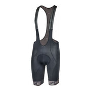 Die Velo-Trägerhose SAT von 3face in Schwarz. Die ergonomische Passform sorgt für optimalen Sitz und aerodynamische Effizienz, während das atmungsaktive Material den Feuchtigkeitstransport unterstützt. Die breiten, elastischen Träger bieten stabilen Halt und hohen Komfort auf langen Velotouren.