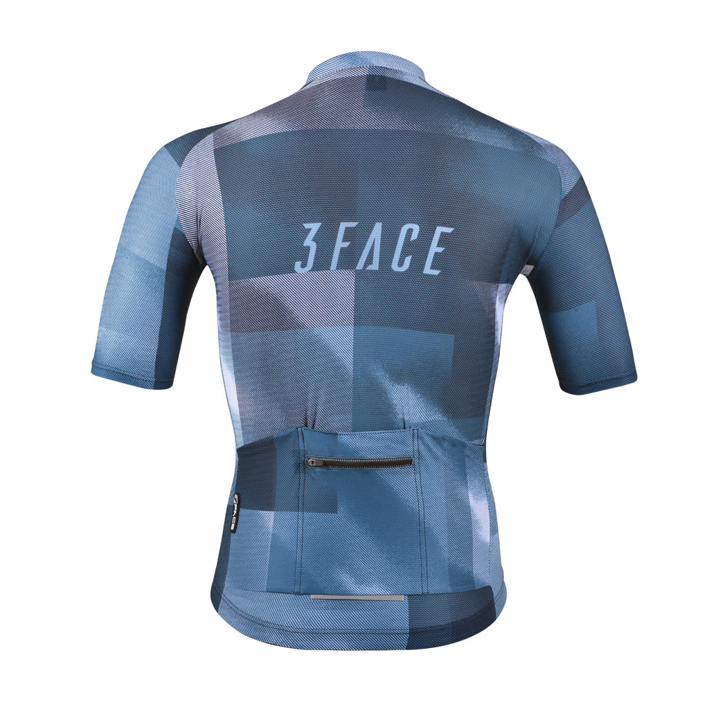 Dieses sportliche Velotrikot von 3face präsentiert sich in eleganten Blau- und Graunuancen mit modernem Camouflage-Look. Die kurzen Ärmel und der aerodynamische Schnitt sorgen für hohen Komfort und optimale Bewegungsfreiheit auf dem Velo. Der zentrale Reissverschluss und die feine Stoffstruktur unterstreichen die funktionale Verarbeitung. Ideal für stilbewusste Velofahrer mit Anspruch an Performance und Design.