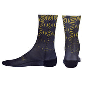 Die 3face ESA Velosocken in Schwarz Gold mit ergonomischer Passform und atmungsaktivem Material. Das feuchtigkeitsableitende Gewebe sorgt für trockene Füsse, während die nahtlose Konstruktion Reibung minimiert. Perfekt für lange Velotouren und intensives Training.