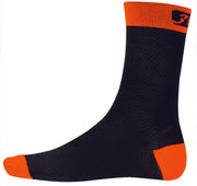 Die 3face SPEEDY Velosocken in Schwarz mit orangen Details bieten eine ergonomische Passform und atmungsaktives Material. Das elastische Gewebe sorgt für einen bequemen Sitz, während die feuchtigkeitsableitende Struktur für trockene Füsse auf langen Velotouren sorgt.