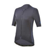Ein elegantes Damen-Velotrikot der Marke 3face in der Farbe Graphite. Das enganliegende Design mit kurzem Reissverschluss und verlängerten Ärmeln bietet eine aerodynamische Passform für sportliche Fahrten. Die glatte Stoffstruktur unterstreicht den minimalistischen Stil. Ideal für modebewusste Velofahrerinnen.