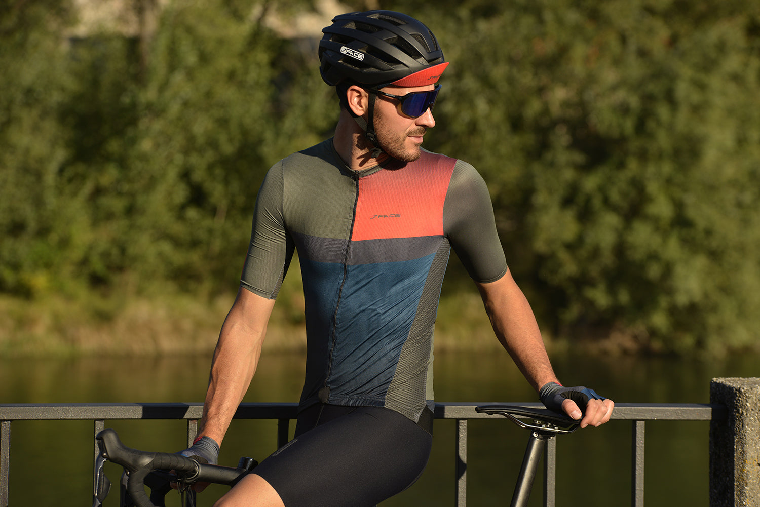 Dieses sportliche Velotrikot von 3face kombiniert dunkle Blautöne mit olivgrünen Ärmeln und auffälligen orangefarbenen Akzenten im Brustbereich. Der aerodynamische Schnitt unterstützt eine leistungsorientierte Sitzposition auf dem Rennvelo und sorgt für hohen Tragekomfort. Das leichte Funktionsmaterial wirkt atmungsaktiv und eignet sich perfekt für intensive Velotouren bei warmem Wetter. Das minimalistische Farbblock-Design unterstreicht den modernen Racing-Look.