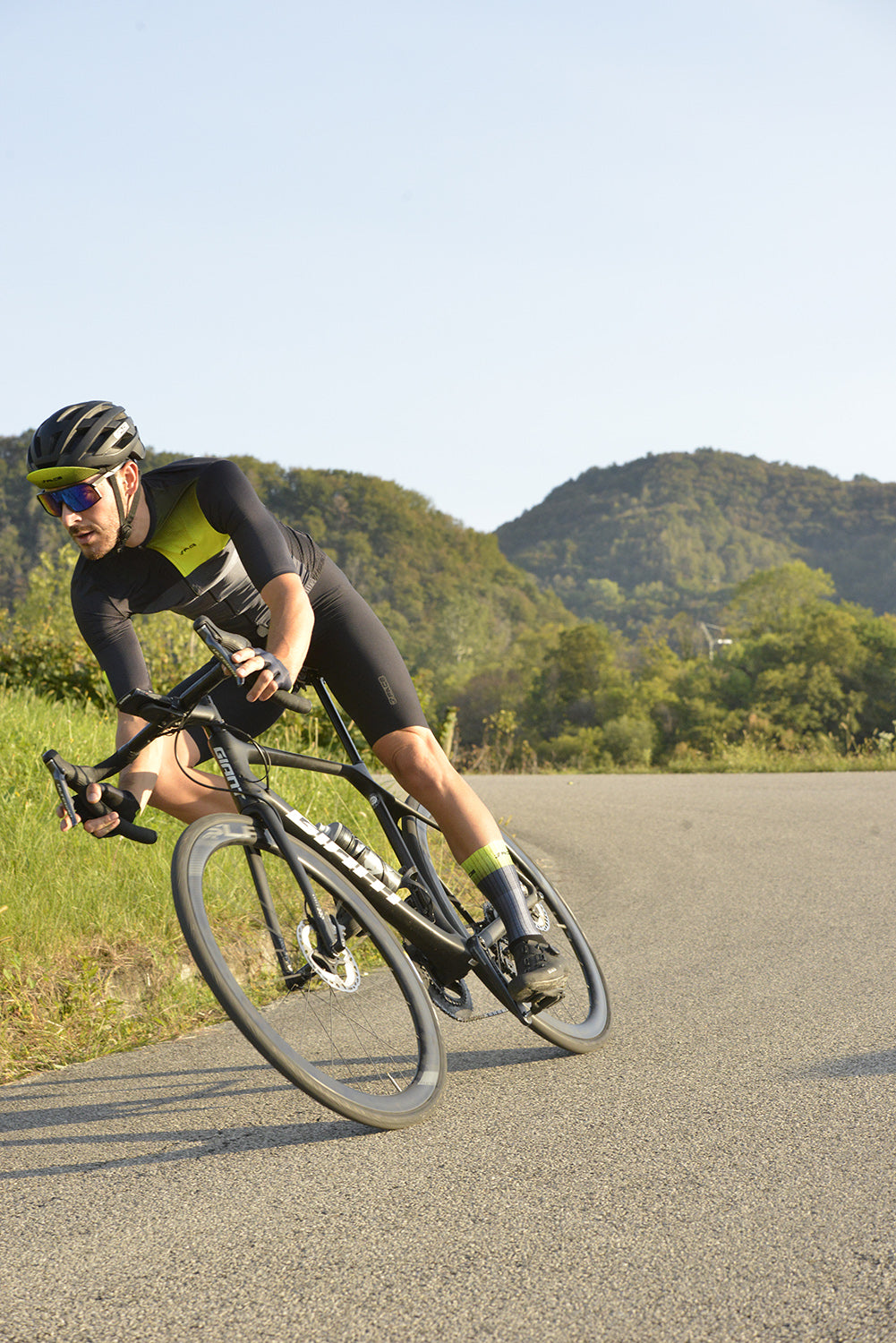 Ein modernes 3face Velotrikot in Grau und Schwarz mit auffälligem gelbem Schulterbereich und sportlichem Farbblock-Design. Das enganliegende Kurzarmtrikot verfügt über einen durchgehenden Reissverschluss und atmungsaktive Stoffeinsätze für optimale Performance auf dem Velo. Die kontrastierenden Farben verleihen dem Trikot eine dynamische und hochwertige Optik. Ideal für Rennvelo-Fahrer und intensive Trainingseinheiten.