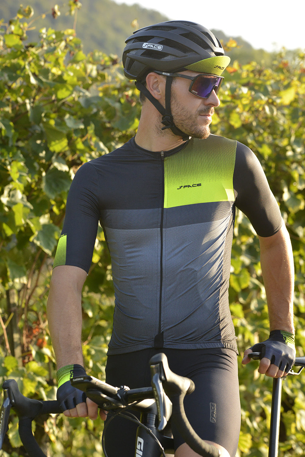 Ein modernes 3face Velotrikot in Grau und Schwarz mit auffälligem gelbem Schulterbereich und sportlichem Farbblock-Design. Das enganliegende Kurzarmtrikot verfügt über einen durchgehenden Reissverschluss und atmungsaktive Stoffeinsätze für optimale Performance auf dem Velo. Die kontrastierenden Farben verleihen dem Trikot eine dynamische und hochwertige Optik. Ideal für Rennvelo-Fahrer und intensive Trainingseinheiten.