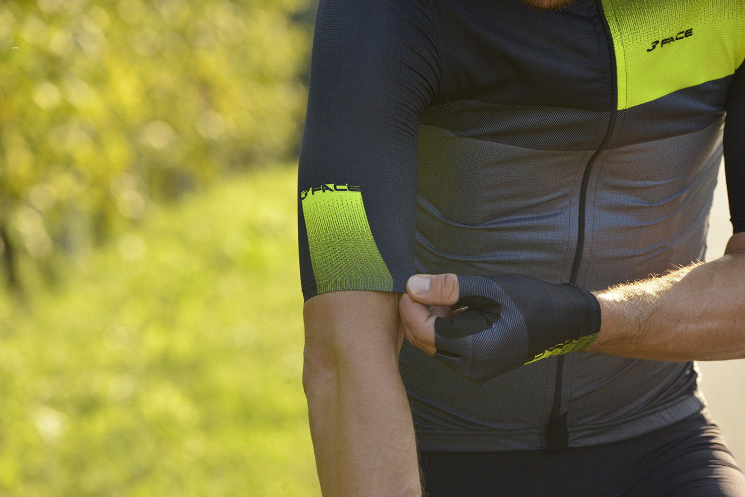 Ein modernes 3face Velotrikot in Grau und Schwarz mit auffälligem gelbem Schulterbereich und sportlichem Farbblock-Design. Das enganliegende Kurzarmtrikot verfügt über einen durchgehenden Reissverschluss und atmungsaktive Stoffeinsätze für optimale Performance auf dem Velo. Die kontrastierenden Farben verleihen dem Trikot eine dynamische und hochwertige Optik. Ideal für Rennvelo-Fahrer und intensive Trainingseinheiten.