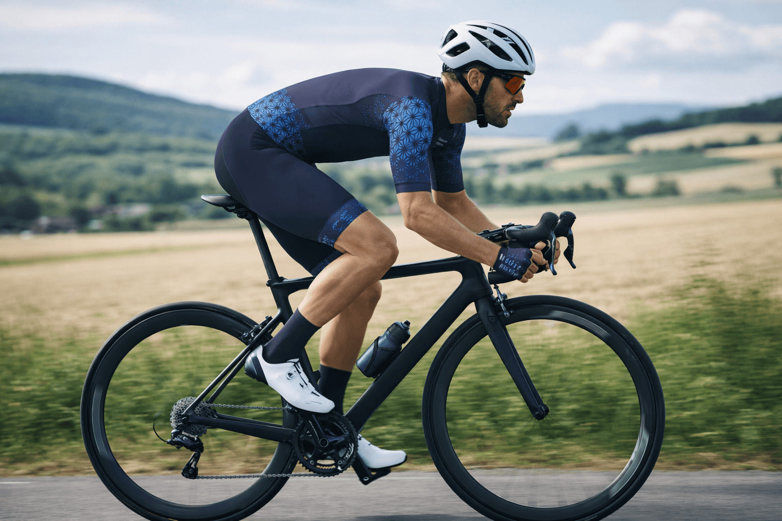 Das 3face Velotrikot „Esa“ für Herren in Navy Blau ist aus leichtem, atmungsaktivem Material gefertigt und bietet eine perfekte Kombination aus Komfort und Performance. Der körpernahe Schnitt reduziert den Luftwiderstand, während elastische Ärmelabschlüsse für einen sicheren Sitz sorgen. Drei Rückentaschen bieten praktischen Stauraum für längere Fahrten.