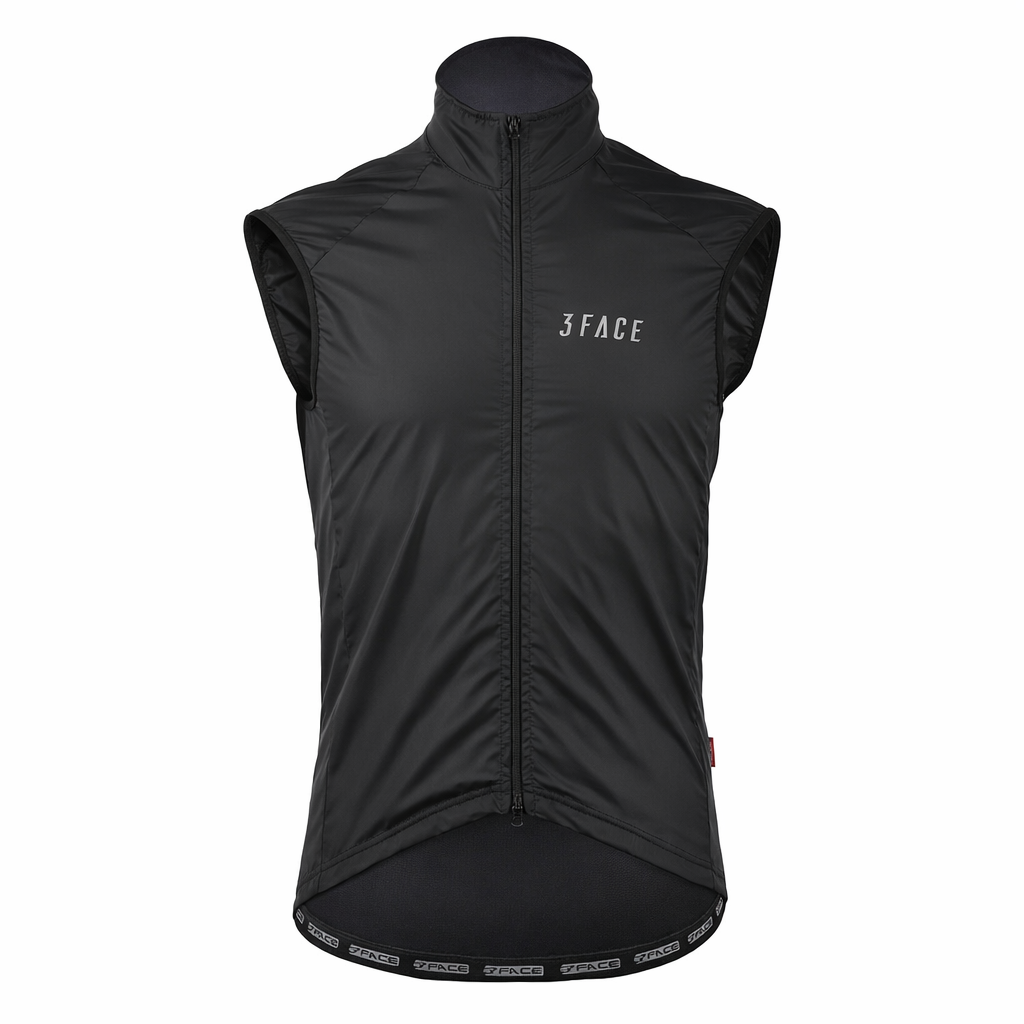 Das PACKABLE Gilet von 3face bietet eine aerodynamische Passform und hervorragende Atmungsaktivität. Das leichte Material sorgt für optimalen Tragekomfort, während der hohe Kragen und die windabweisende Vorderseite Schutz vor kühlem Fahrtwind bieten.