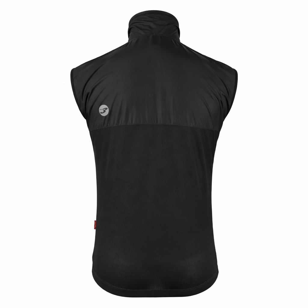 Das PACKABLE Gilet von 3face bietet eine aerodynamische Passform und hervorragende Atmungsaktivität. Das leichte Material sorgt für optimalen Tragekomfort, während der hohe Kragen und die windabweisende Vorderseite Schutz vor kühlem Fahrtwind bieten.