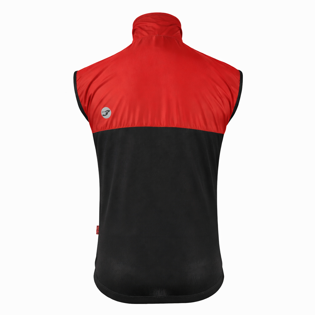Das PACKABLE Gilet von 3face bietet eine aerodynamische Passform und hervorragende Atmungsaktivität. Das leichte Material sorgt für optimalen Tragekomfort, während der hohe Kragen und die windabweisende Vorderseite Schutz vor kühlem Fahrtwind bieten.