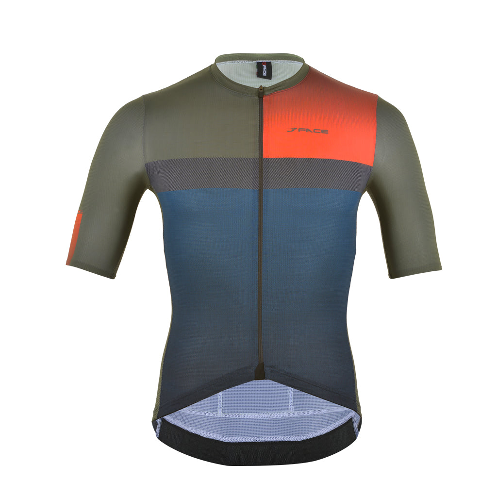 Dieses sportliche Velotrikot von 3face kombiniert dunkle Blautöne mit olivgrünen Ärmeln und auffälligen orangefarbenen Akzenten im Brustbereich. Der aerodynamische Schnitt unterstützt eine leistungsorientierte Sitzposition auf dem Rennvelo und sorgt für hohen Tragekomfort. Das leichte Funktionsmaterial wirkt atmungsaktiv und eignet sich perfekt für intensive Velotouren bei warmem Wetter. Das minimalistische Farbblock-Design unterstreicht den modernen Racing-Look.