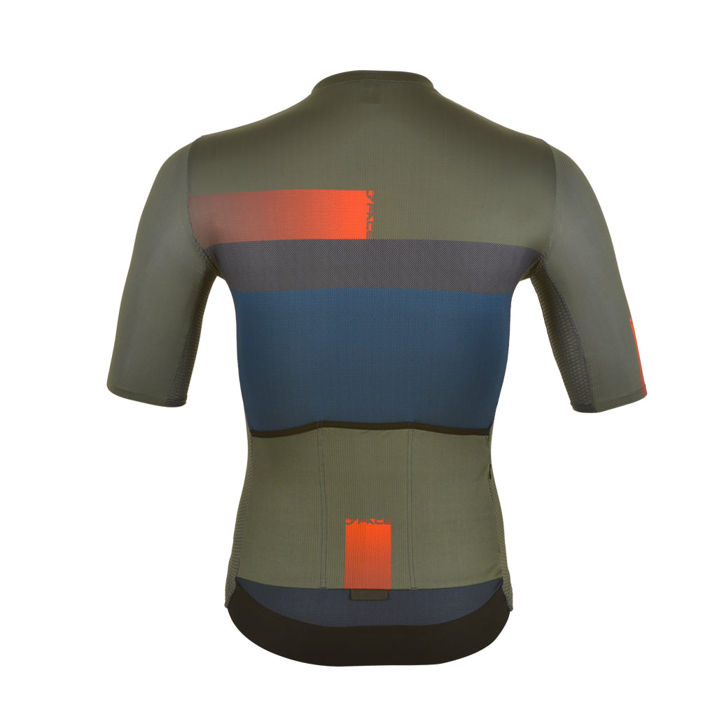 Dieses sportliche Velotrikot von 3face kombiniert dunkle Blautöne mit olivgrünen Ärmeln und auffälligen orangefarbenen Akzenten im Brustbereich. Der aerodynamische Schnitt unterstützt eine leistungsorientierte Sitzposition auf dem Rennvelo und sorgt für hohen Tragekomfort. Das leichte Funktionsmaterial wirkt atmungsaktiv und eignet sich perfekt für intensive Velotouren bei warmem Wetter. Das minimalistische Farbblock-Design unterstreicht den modernen Racing-Look.