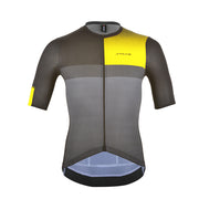 Ein modernes 3face Velotrikot in Grau und Schwarz mit auffälligem gelbem Schulterbereich und sportlichem Farbblock-Design. Das enganliegende Kurzarmtrikot verfügt über einen durchgehenden Reissverschluss und atmungsaktive Stoffeinsätze für optimale Performance auf dem Velo. Die kontrastierenden Farben verleihen dem Trikot eine dynamische und hochwertige Optik. Ideal für Rennvelo-Fahrer und intensive Trainingseinheiten.