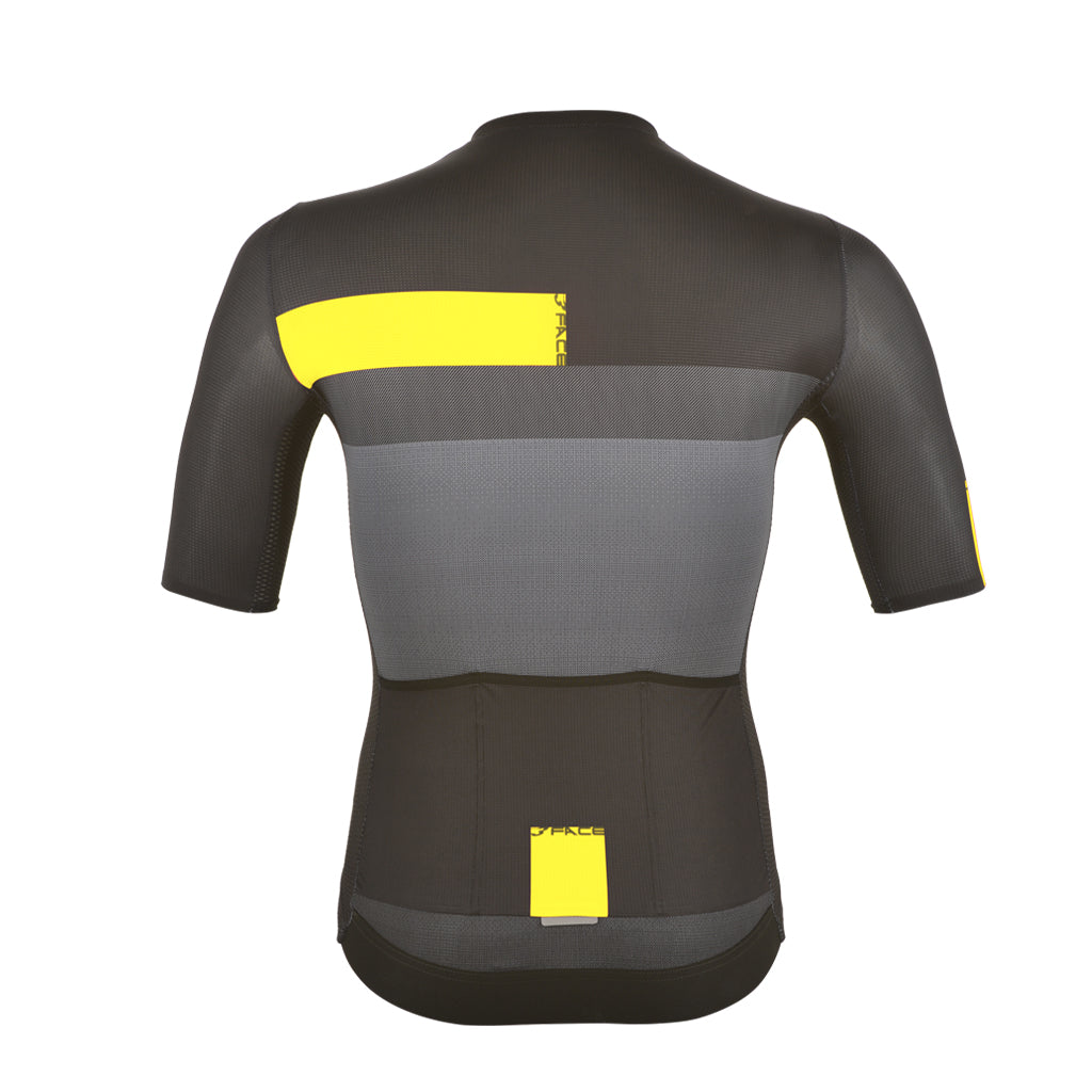 Dieses sportliche Velotrikot von 3face kombiniert elegante Grautöne mit leuchtend gelben Akzenten im Brust- und Ärmelbereich. Der aerodynamische Schnitt sorgt für hohen Tragekomfort und unterstützt eine leistungsorientierte Fahrposition auf dem Rennvelo. Das leichte Material wirkt atmungsaktiv und funktional für längere Velotouren bei warmem Wetter. Das minimalistische Design wird durch dezente 3face-Details abgerundet.