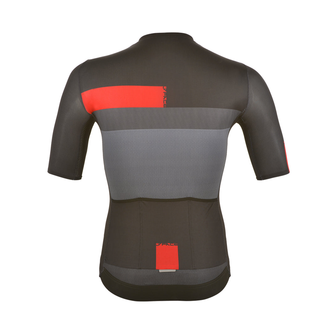 Dieses sportliche Velotrikot von 3face kombiniert elegante Grautöne mit leuchtend roten Akzenten im Brust- und Ärmelbereich. Der aerodynamische Schnitt sorgt für hohen Tragekomfort und unterstützt eine leistungsorientierte Sitzposition auf dem Rennvelo. Das leichte Funktionsmaterial wirkt atmungsaktiv und eignet sich perfekt für längere Velotouren bei warmen Temperaturen. Das minimalistische Design unterstreicht den modernen Racing-Charakter des Trikots.