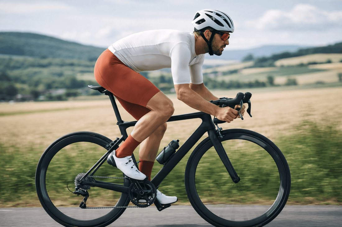 Dieses aerodynamische 3face Velotrikot für Männer in elegantem Weiss bietet optimale Performance bei maximaler Atmungsaktivität. Der körpernahe Schnitt und das elastische Material machen es ideal für ambitionierte Velofahrer. Der durchgehende Frontreissverschluss ermöglicht eine individuelle Belüftung.