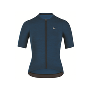 Das Icon Kurzarm-Velo-Trikot für Herren von 3face in Blau in der Vorderansicht. Das enganliegende Design sorgt für eine aerodynamische Passform, während das atmungsaktive Material für optimalen Komfort auf langen Velotouren sorgt. Der durchgehende Reissverschluss ermöglicht eine flexible Belüftung. Perfekt für sportliche Velofahrerinnen.