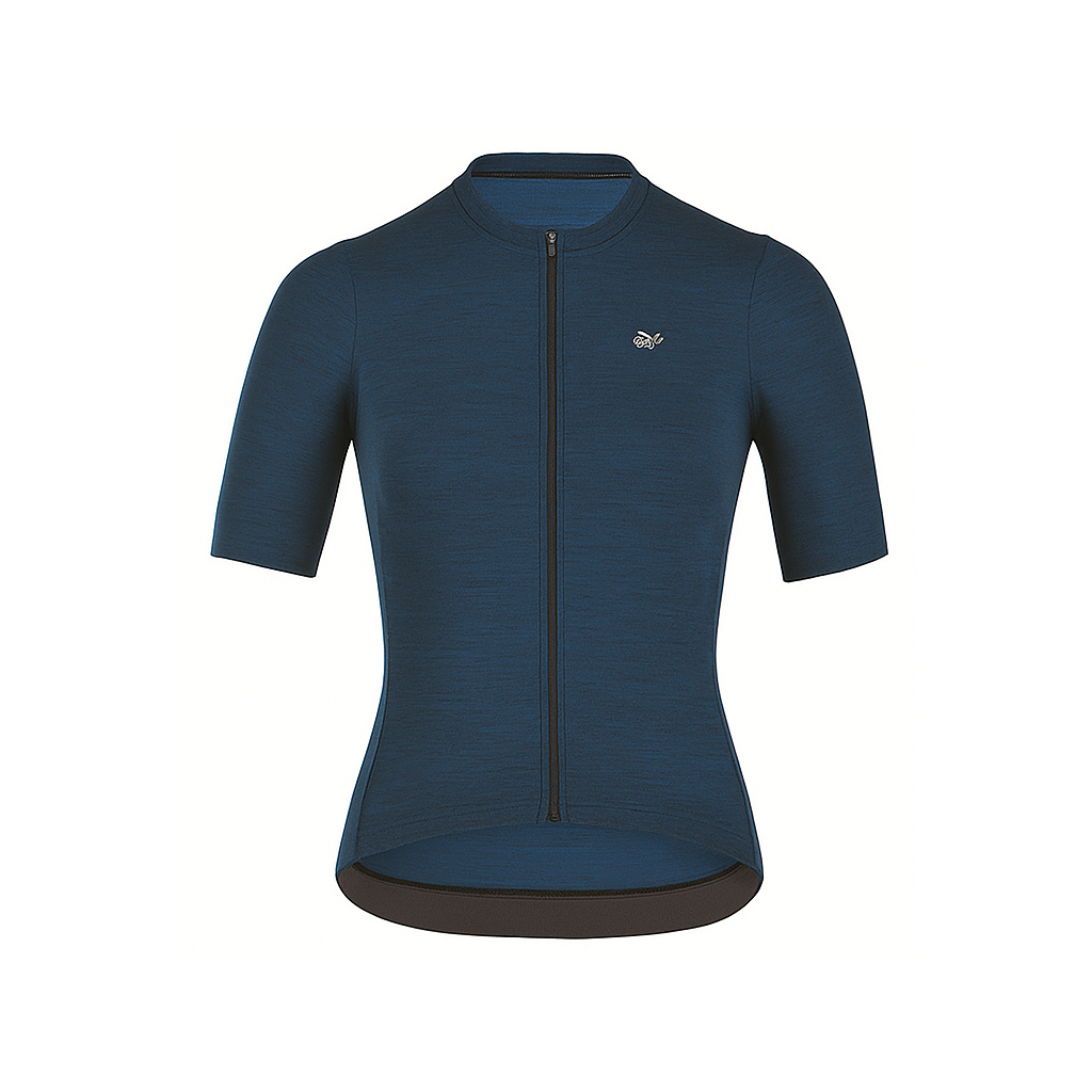 Das Icon Kurzarm-Velo-Trikot für Herren von 3face in Blau in der Vorderansicht. Das enganliegende Design sorgt für eine aerodynamische Passform, während das atmungsaktive Material für optimalen Komfort auf langen Velotouren sorgt. Der durchgehende Reissverschluss ermöglicht eine flexible Belüftung. Perfekt für sportliche Velofahrerinnen.