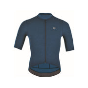 Das Icon Kurzarm-Velo-Trikot für Herren von 3face in Blau in der Vorderansicht. Das enganliegende Design sorgt für eine aerodynamische Passform, während das atmungsaktive Material für optimalen Komfort auf langen Velotouren sorgt. Der durchgehende Reissverschluss ermöglicht eine flexible Belüftung. Perfekt für sportliche Velofahrer.
