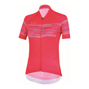 Das Nimble Kurzarm-Velo-Trikot für Damen von 3face in Rot mit blauen Akzenten in der Vorderansicht. Das enganliegende Design sorgt für eine aerodynamische Passform, während das atmungsaktive Material Schweiss effizient ableitet. Der durchgehende Reissverschluss ermöglicht eine flexible Belüftung. Perfekt für sportliche Velofahrerinnen.