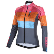 Die Rückansicht des GRAPHITE Langarm-Velo-Trikots für Frauen von 3face in Orange und Schwarz. Das atmungsaktive, feuchtigkeitsableitende Material sorgt für optimalen Komfort, während die ergonomische Passform maximale Bewegungsfreiheit bietet. Praktische Rückentaschen ermöglichen einfachen Zugriff auf Verpflegung und Zubehör.