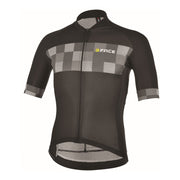 Das Qubo Kurzarm-Velo-Trikot für Herren von 3face in Grau-Schwarz in der Vorderansicht. Die enganliegende Passform sorgt für optimale Aerodynamik, während das leichte, atmungsaktive Material für ein angenehmes Körperklima auf langen Velotouren sorgt. Der durchgehende Reissverschluss ermöglicht eine flexible Belüftung. Perfekt für Velofahrer, die Komfort und Stil kombinieren möchten.