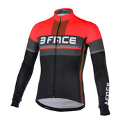 Das DEAL Langarm-Velo-Trikot von 3face in Rot und Schwarz kombiniert sportliches Design mit hoher Funktionalität. Das atmungsaktive, feuchtigkeitsableitende Material sorgt für optimalen Komfort, während die enganliegende Passform aerodynamische Vorteile bietet.